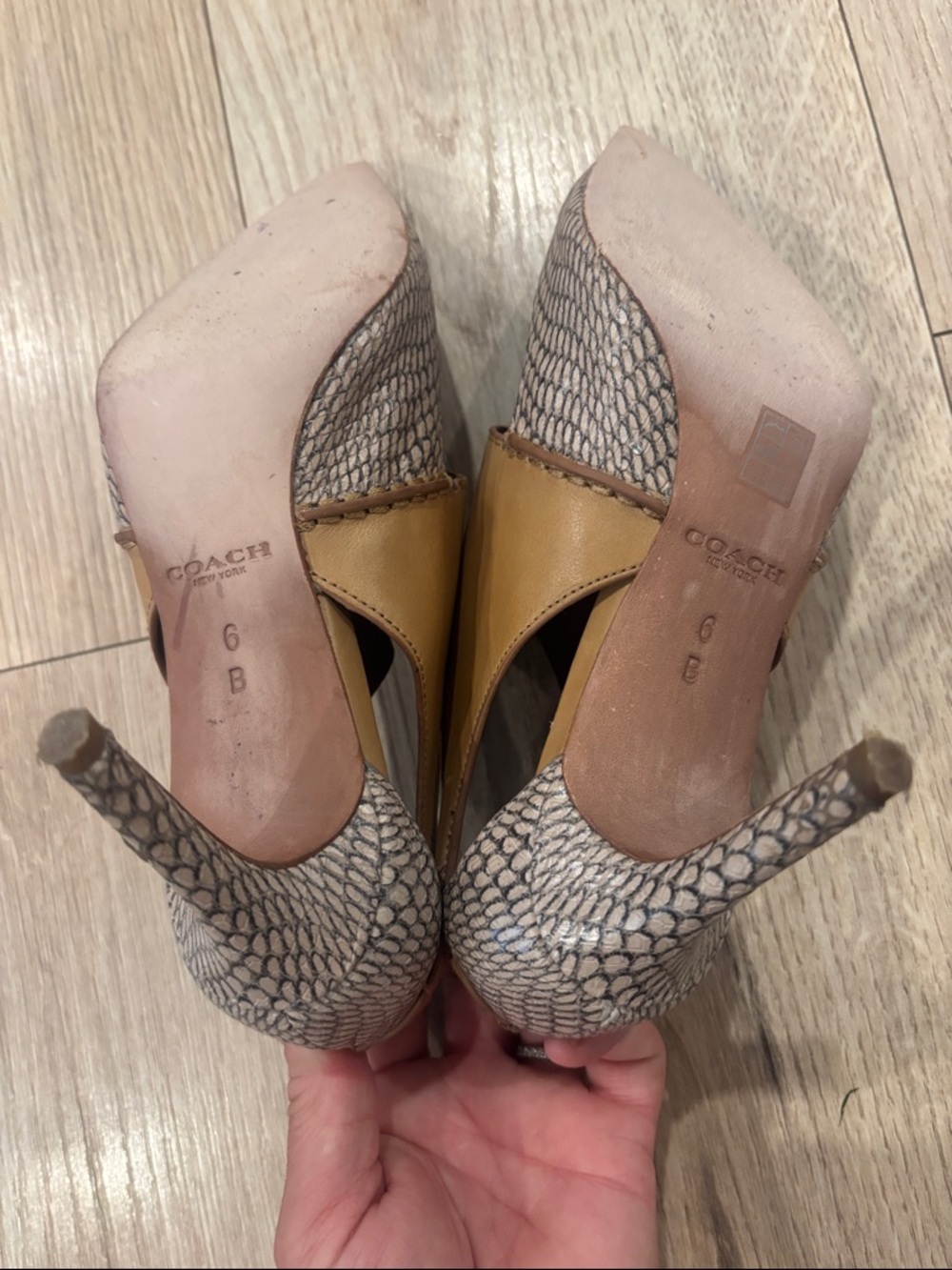Coach Vanda Pump - Picture 5 of 7